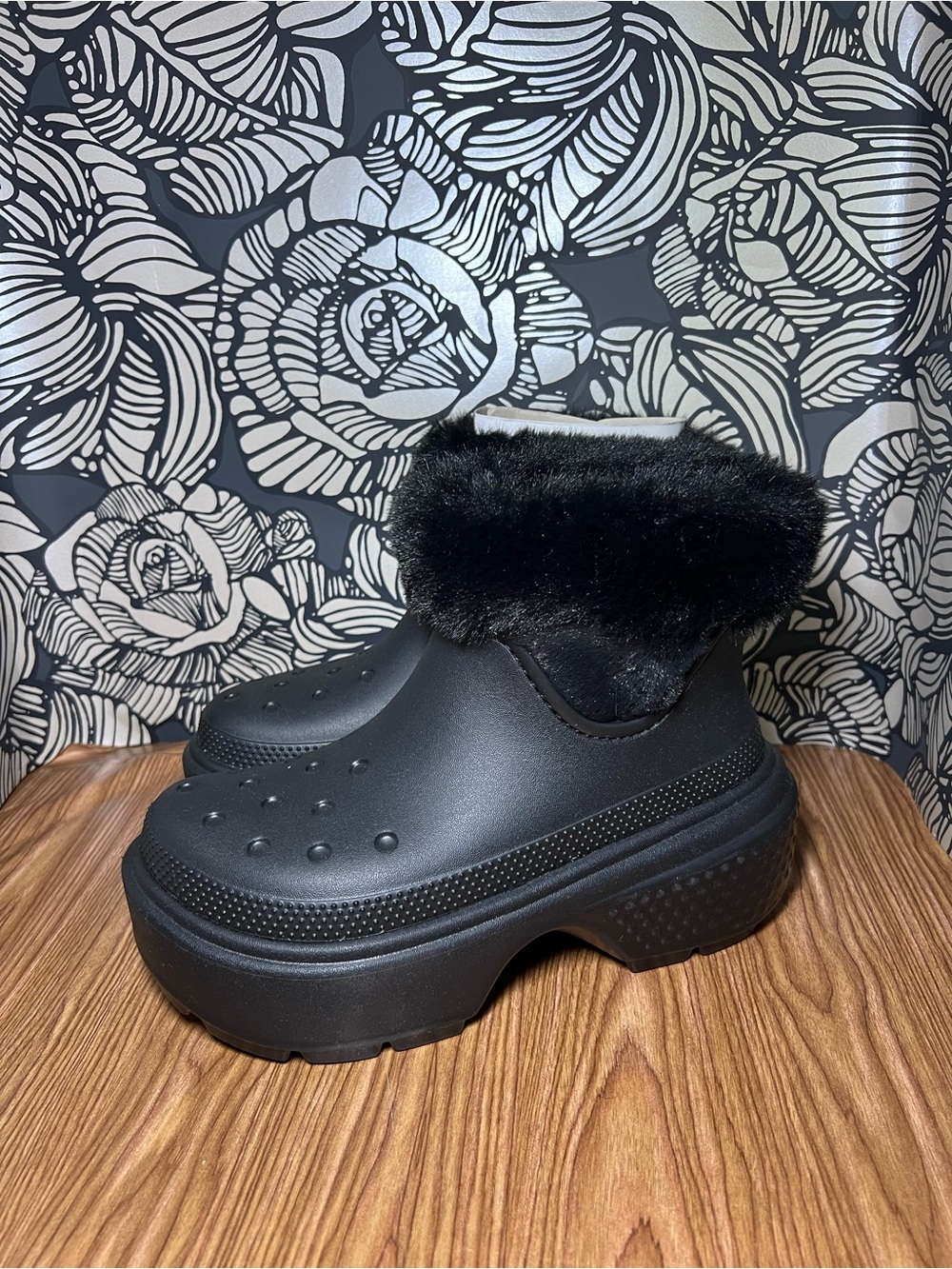 Crocs Classic Lined Neo Puff Boot Women's 7 Black Faux Fur Platform